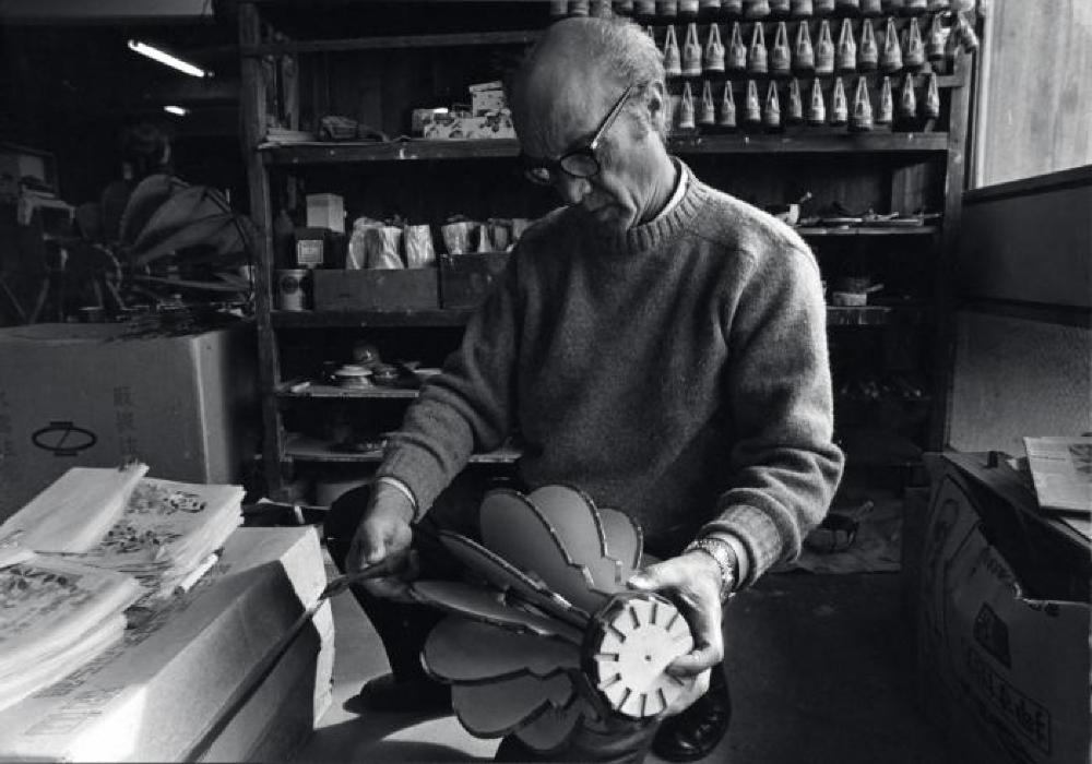 Isamu Noguchi at Ozeki Factory working on Akari mold