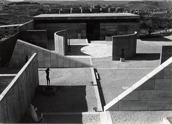 The Isamu Noguchi Archive : Print : Billy Rose Sculpture