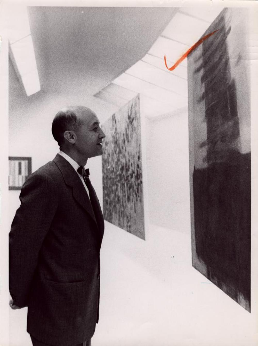 Isamu Noguchi studying painting by Adja Yunkers, Composition in Black &amp; Ochre