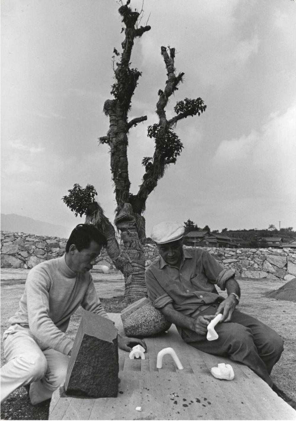 Isamu Noguchi studying models with Masatoshi Izumi, Mure, Japan