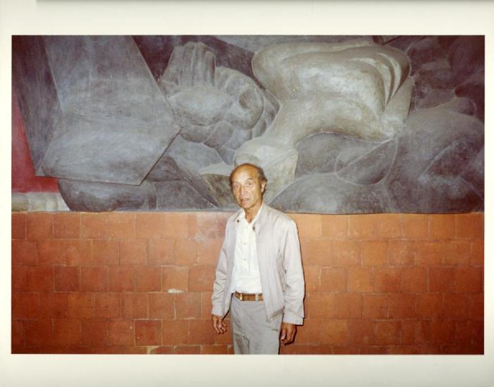 Isamu Noguchi in front of History, Mexico