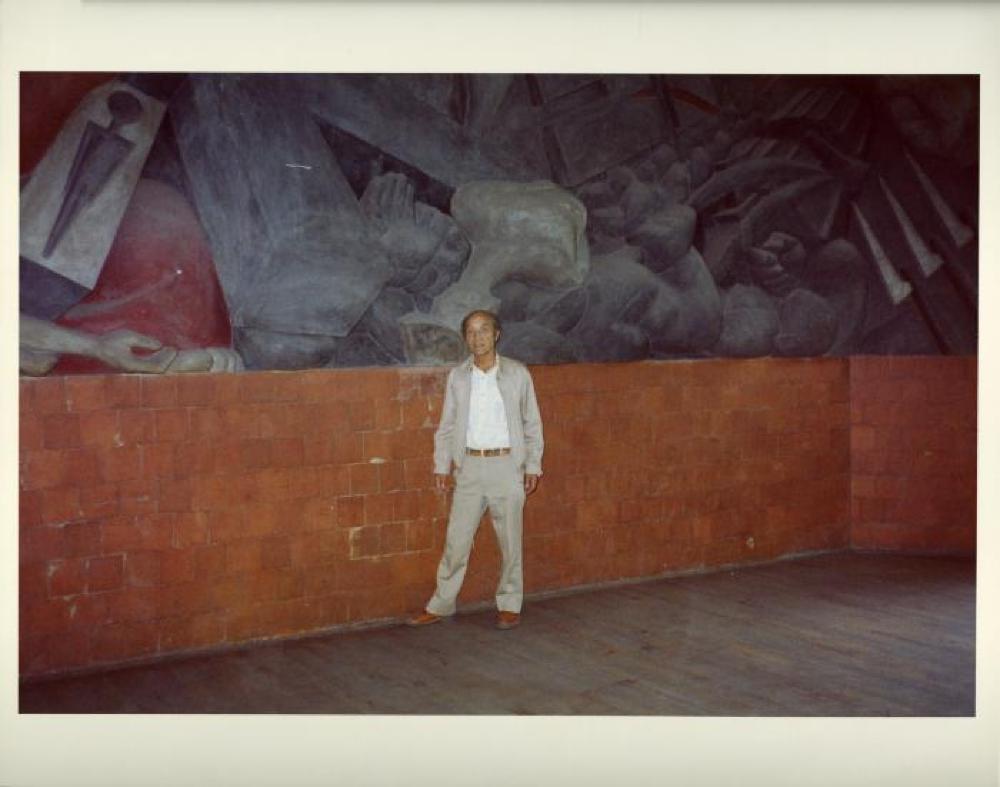 Isamu Noguchi in front of History, Mexico