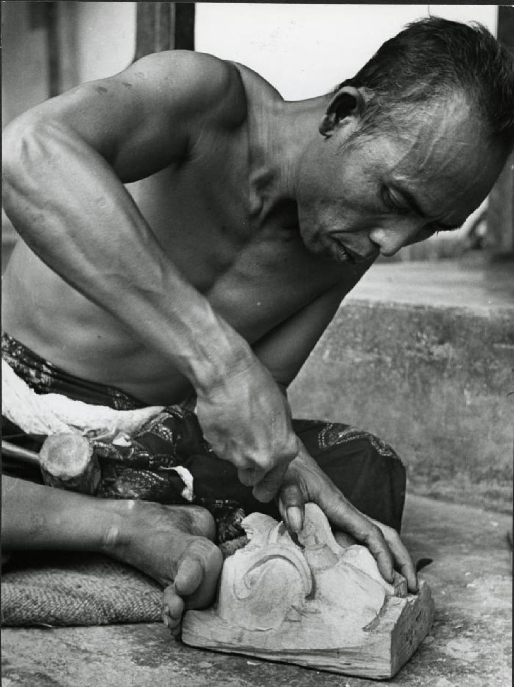 Bollingen travels: Wood carver in Bali, Indonesia