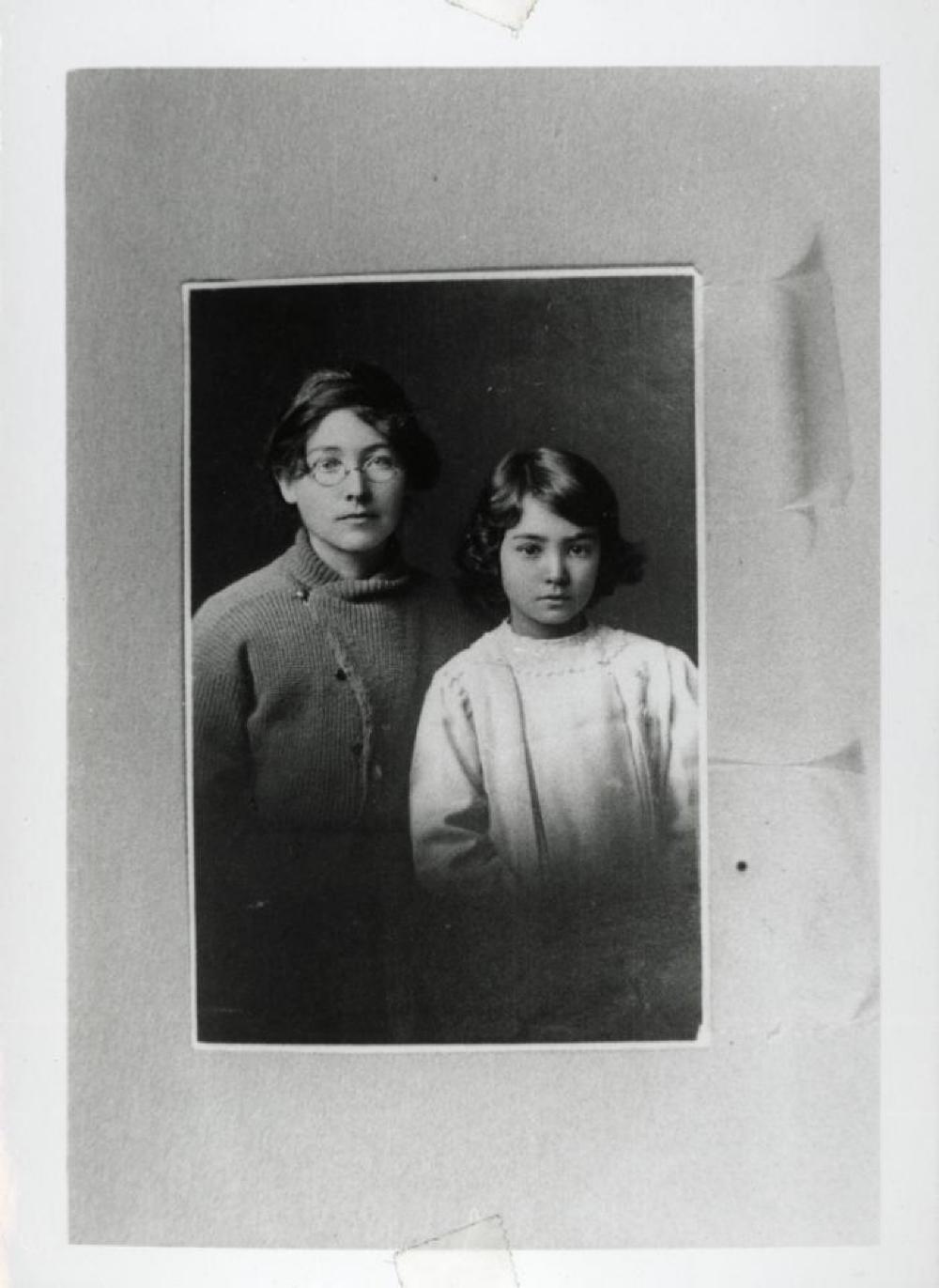 Leonie and Ailes Gilmour (passport photo)