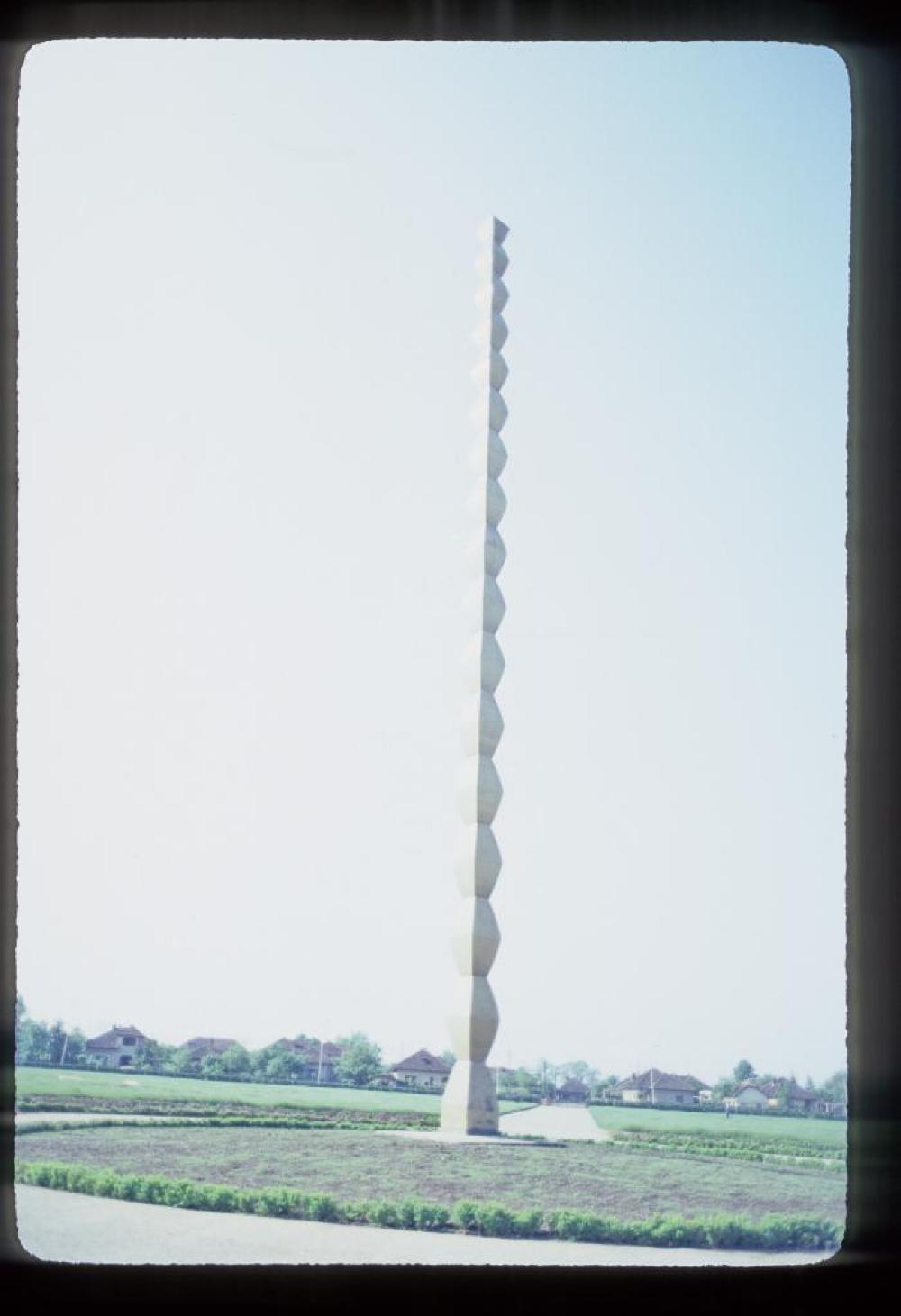 Romania Travel Slides - Brancusi's Endless Column, Târgu Jiu