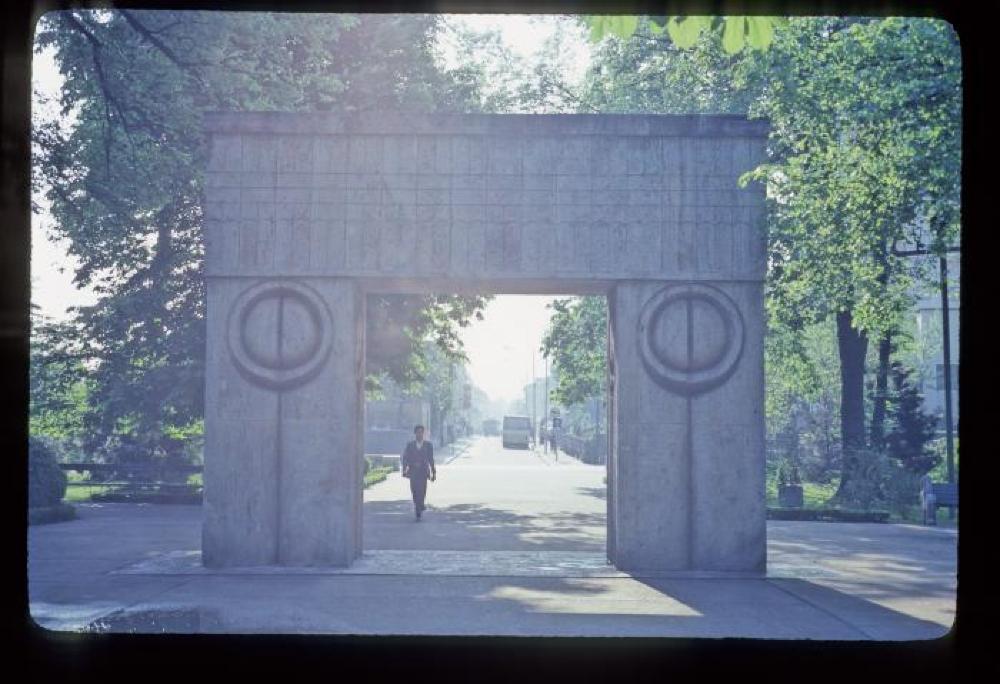 Romania Travel Slides - Constantin Brancusi's Gate of the Kiss at Targu Jiu