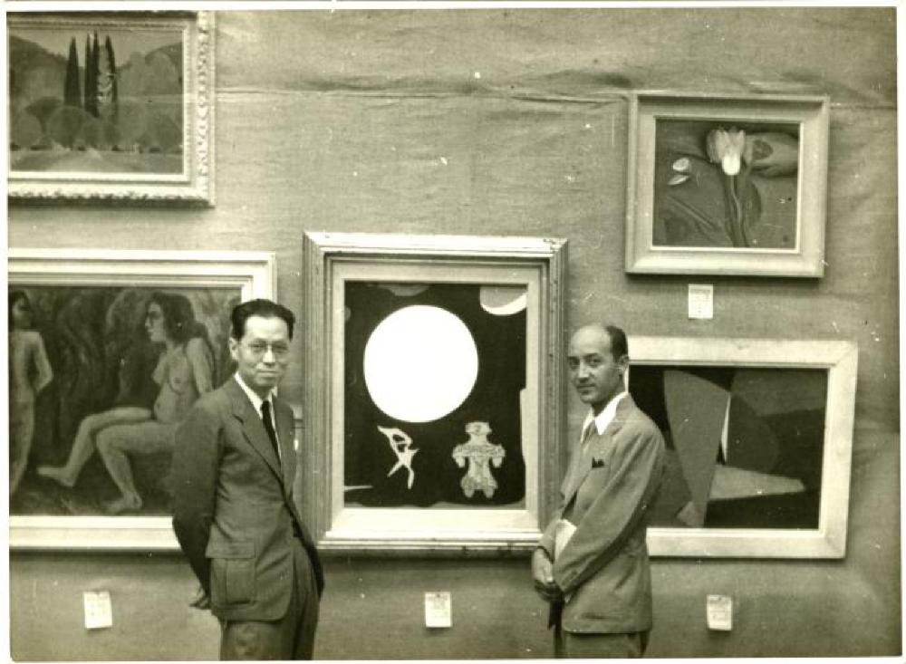 Hasegawa and Noguchi with Hasegawa’s painting Music of Moonlight (Dogu) at the Fourth Art Group Exhibition (Bijutsu Dantai Rengo Ten), Tokyo Metropolitan Art Museum, 1950