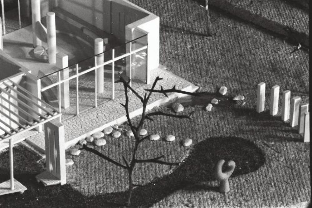 Installation view of "Isamu Noguchi," Mitsukoshi Department Store exhibition (Nihombashi Head Store); Model for Faculty Room and Garden, Shin Banraisha, Keio University