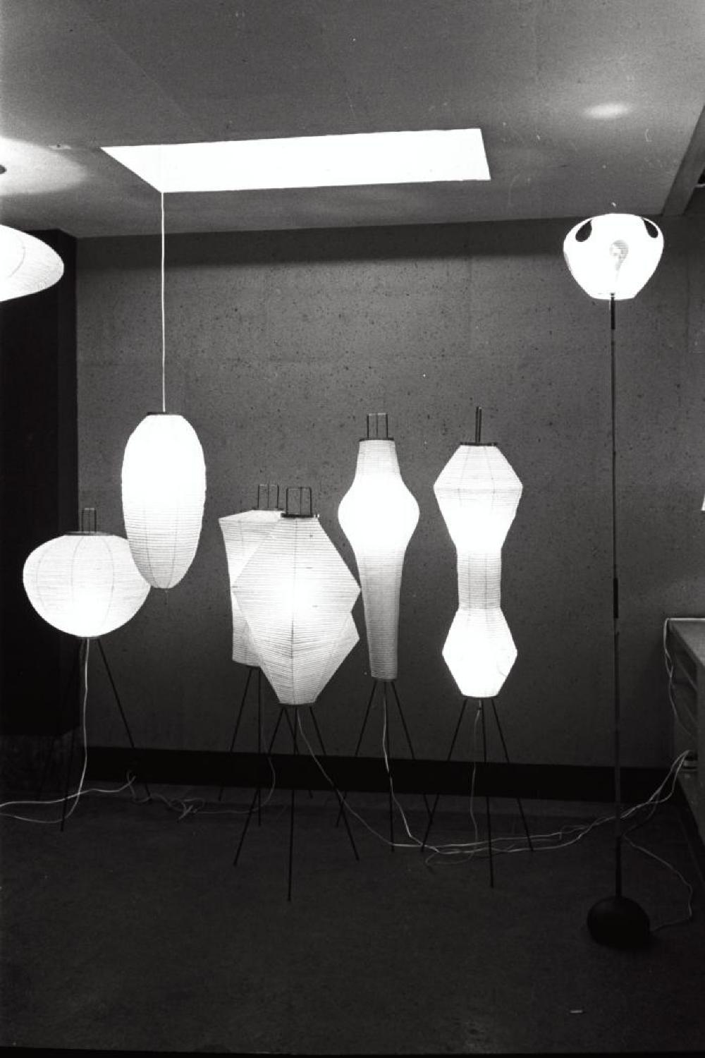 Installation view of "Isamu Noguchi Exhibition," Chuo Koron Gallery 