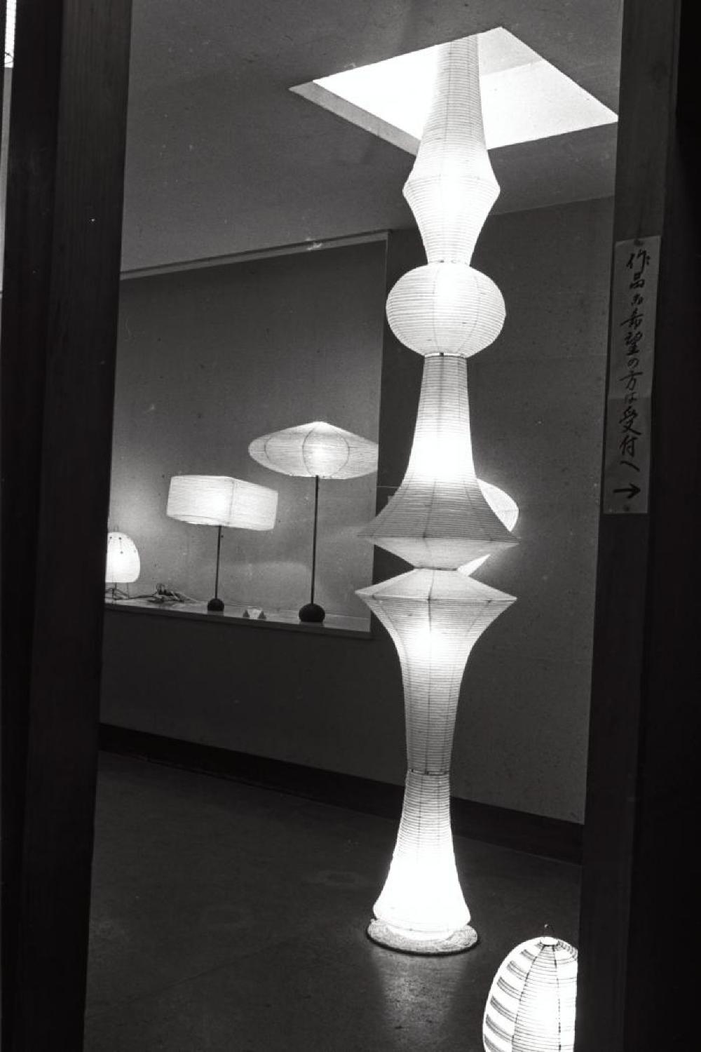 Installation view of "Isamu Noguchi Exhibition," Chuo Koron Gallery 