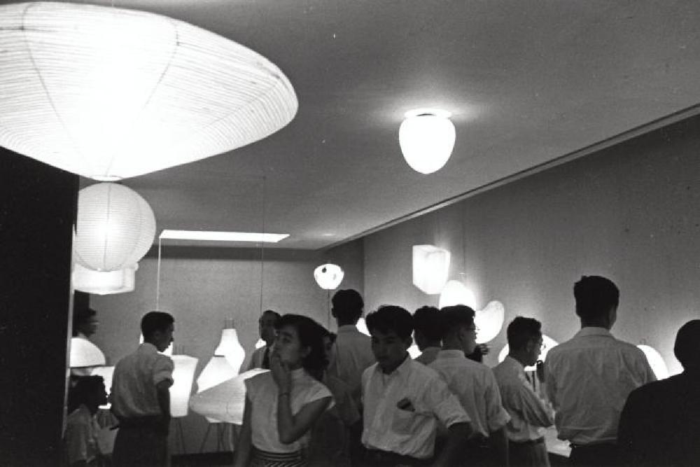 Installation view of visitors to "Isamu Noguchi Exhibition," Chuo Koron Gallery 