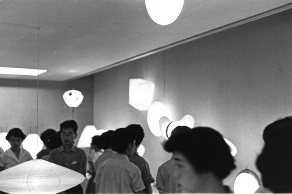 Installation view of visitors to "Isamu Noguchi Exhibition," Chuo Koron Gallery 