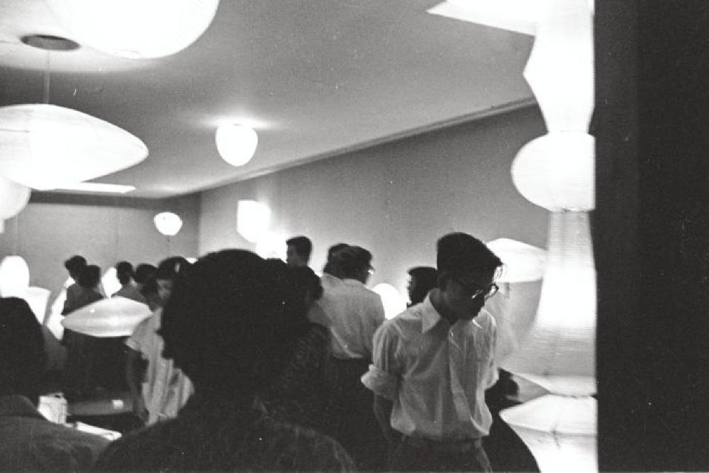 Installation view of "Isamu Noguchi Exhibition" with visitors, Chuo Koron Gallery 