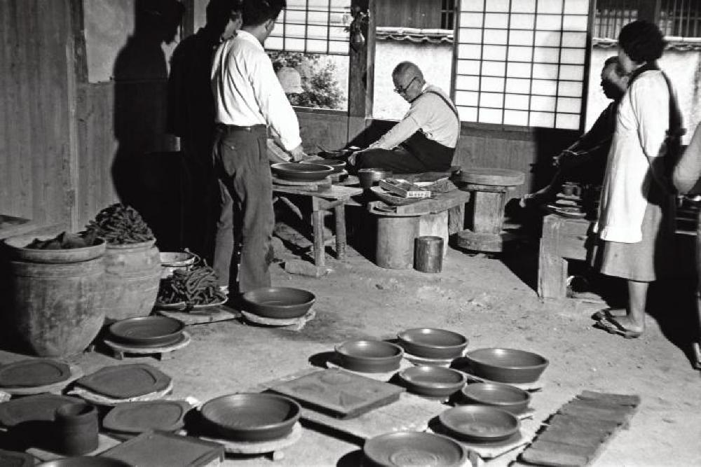 Kitaoji Rosanjin in Toyo Kaneshige's studio, Imbe, Okayama Prefecture