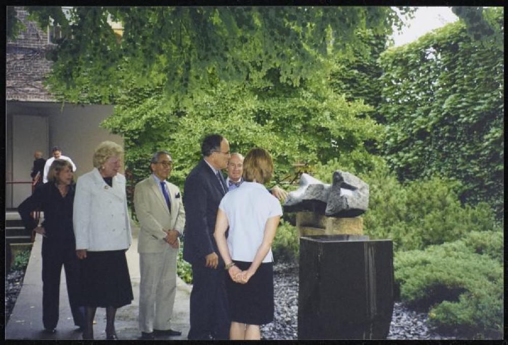 Priscilla Morgan, Shoji Sadao, Isaac Shapiro, Bonnie Rychlak and Rudy Giuliani in the garden looking at To Darkness during Isamu Noguchi Garden Museum event with Rudolph Giuliani