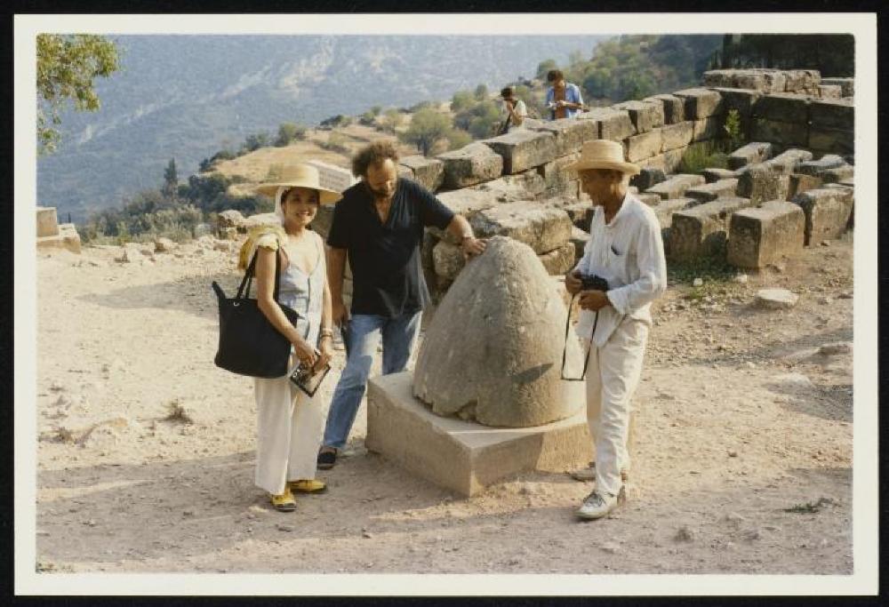 Isamu Noguchi, Kyoko Kawamura and Nikos Kouroussis with the Omphalos stone at Delphi, Greece