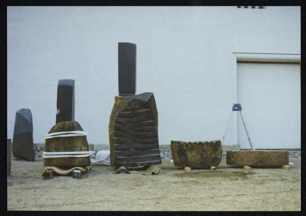 Installation process for "Dear Heartfelt Friend, Isamu Noguchi," Marugame Genichiro-Inokuma Museum of Contemporary Art (MIMOCA) 