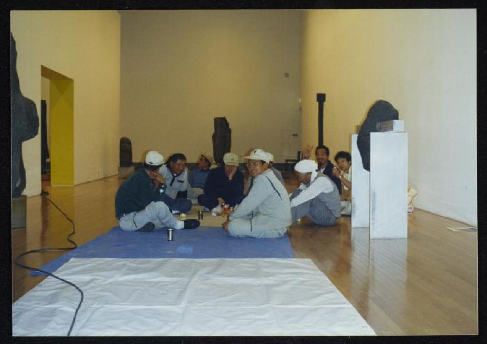 Installation process for "Dear Heartfelt Friend, Isamu Noguchi," Marugame Genichiro-Inokuma Museum of Contemporary Art (MIMOCA) 