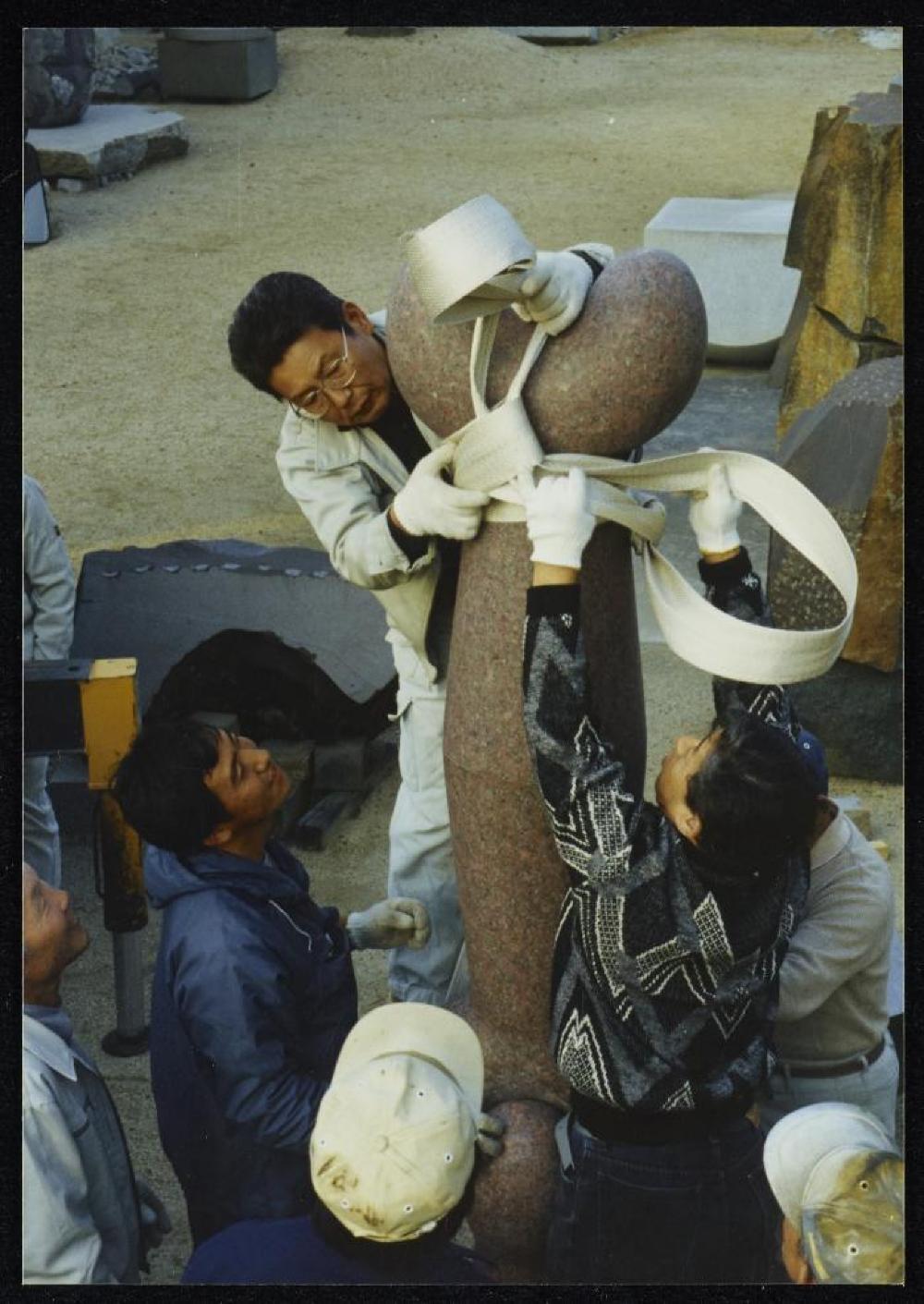 Installation process for "Dear Heartfelt Friend, Isamu Noguchi," Marugame Genichiro-Inokuma Museum of Contemporary Art (MIMOCA) 