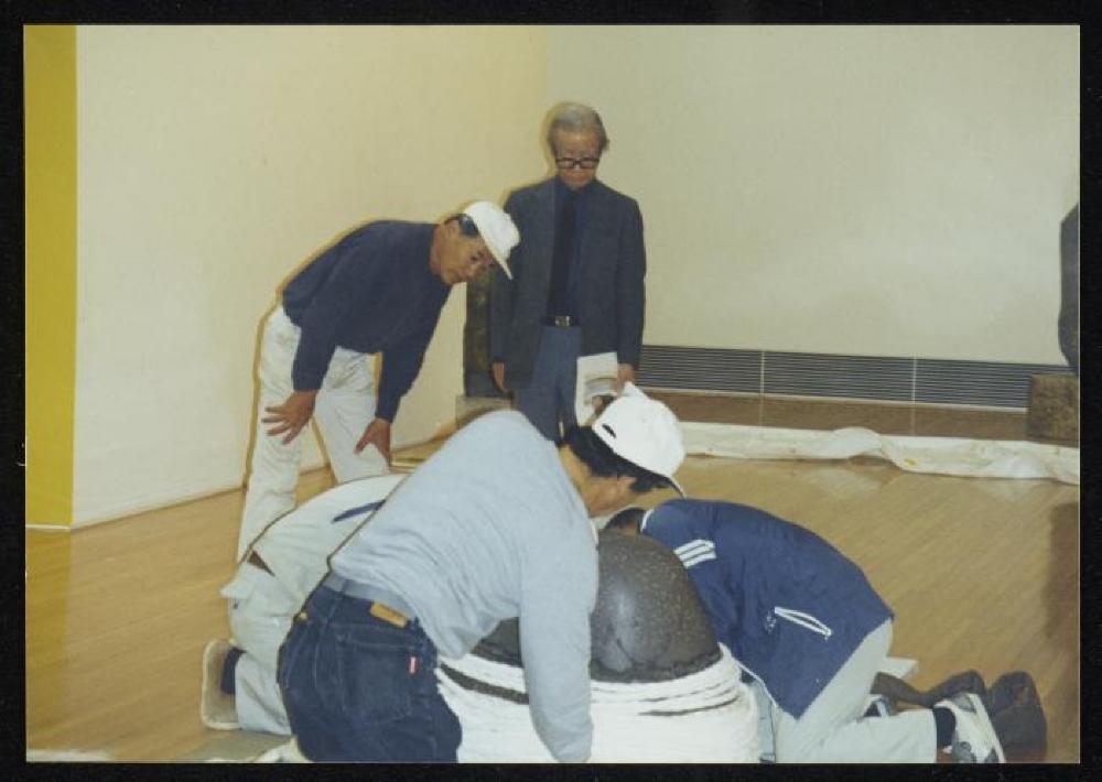 Masatoshi Izumi and Genichiro Inokuma during installation process for "Dear Heartfelt Friend, Isamu Noguchi," Marugame Genichiro-Inokuma Museum of Contemporary Art (MIMOCA) 