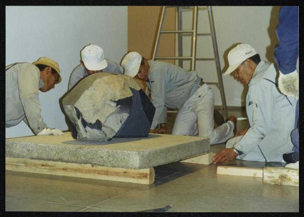 Installation process for "Dear Heartfelt Friend, Isamu Noguchi," Marugame Genichiro-Inokuma Museum of Contemporary Art (MIMOCA) 