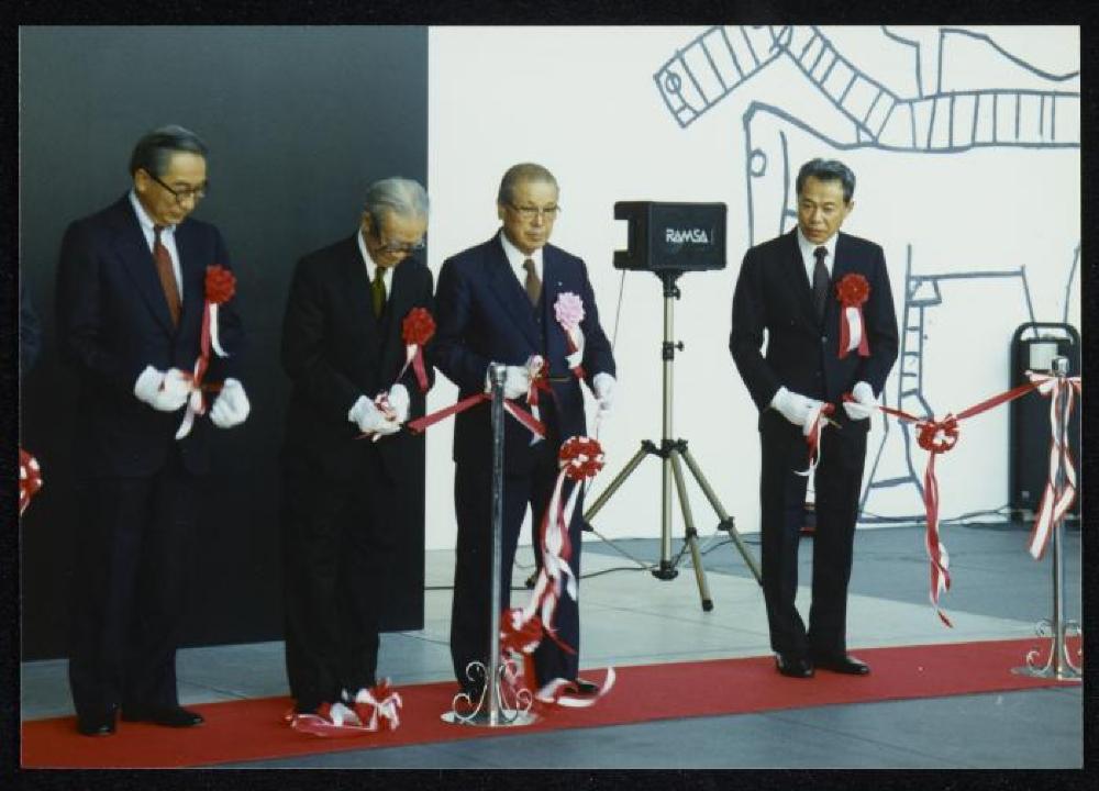 Genichiro Inokuma cutting ribbon at "Dear Heartfelt Friend, Isamu Noguchi," Marugame Genichiro-Inokuma Museum of Contemporary Art (MIMOCA) 